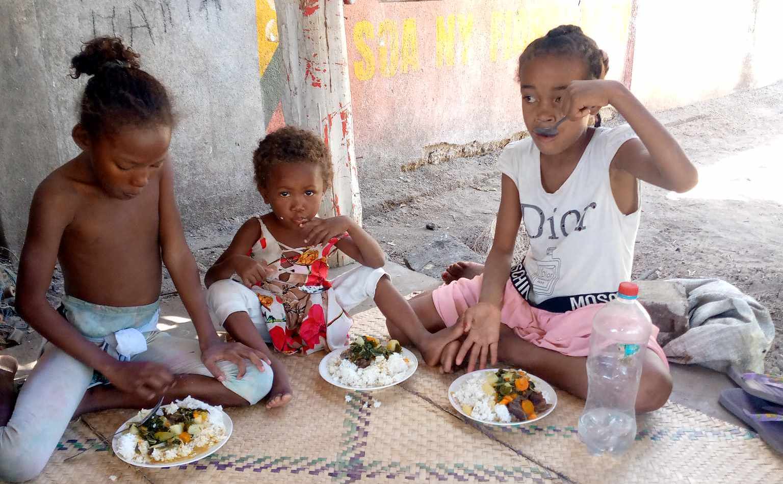 Durant la journée à la plage, nous offrons un vrai repas aux enfants. Plus tard, lorsque les enfants parlent de cette journée, cest souvent le repas qui demeure le meilleur souvenir.