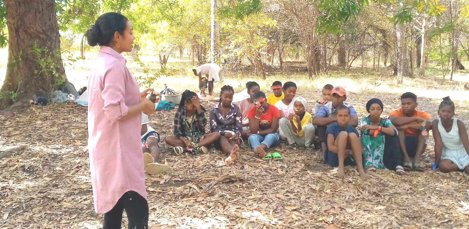 Myriam introduisant la journée des jeunes au parc zoologique dAntanimasaja