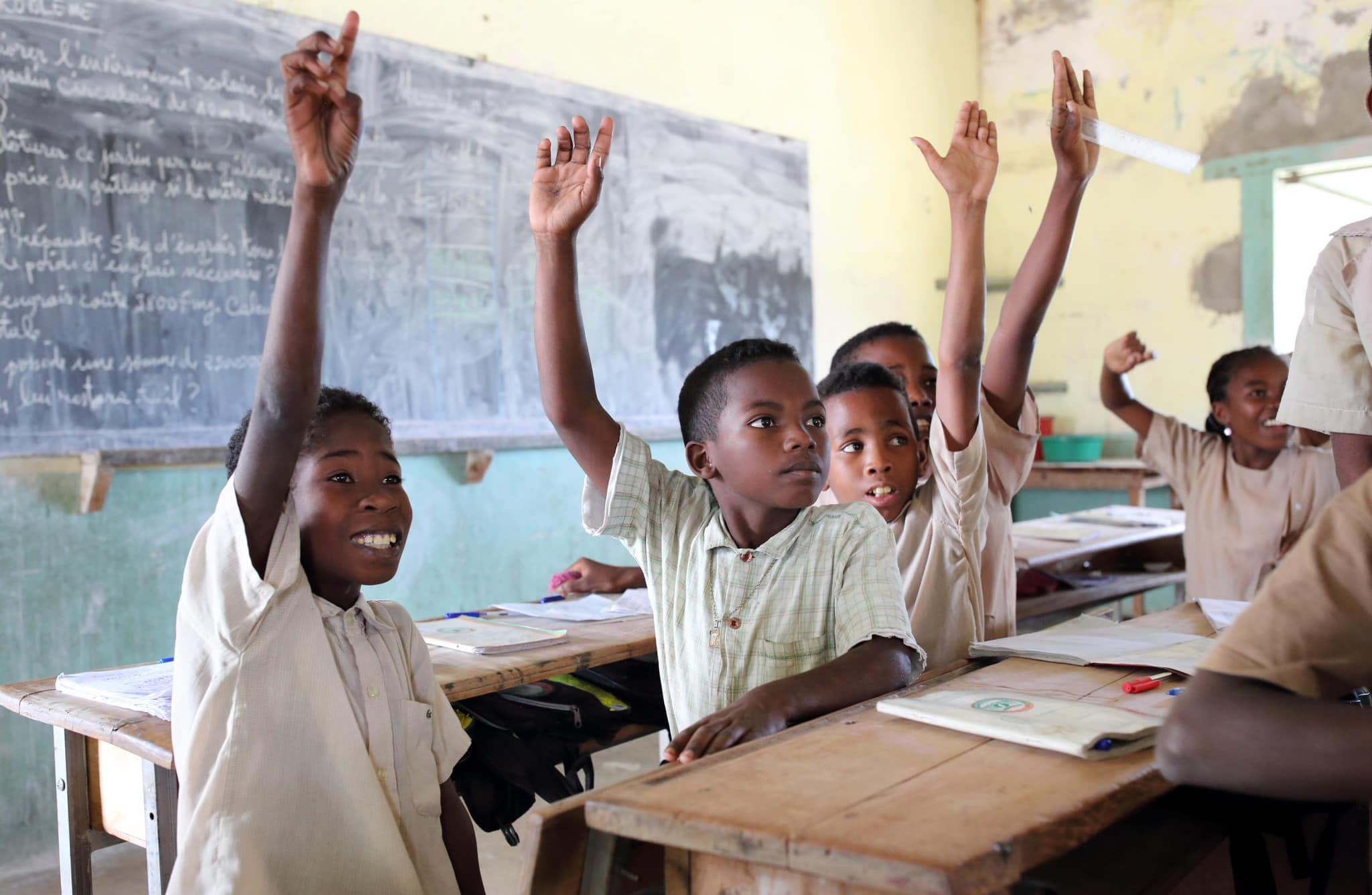 Des élèves demandant la parole en classe. Photo banale. Mais pas à Madagascar où l'enfant doit avant tout obéir et se taire 