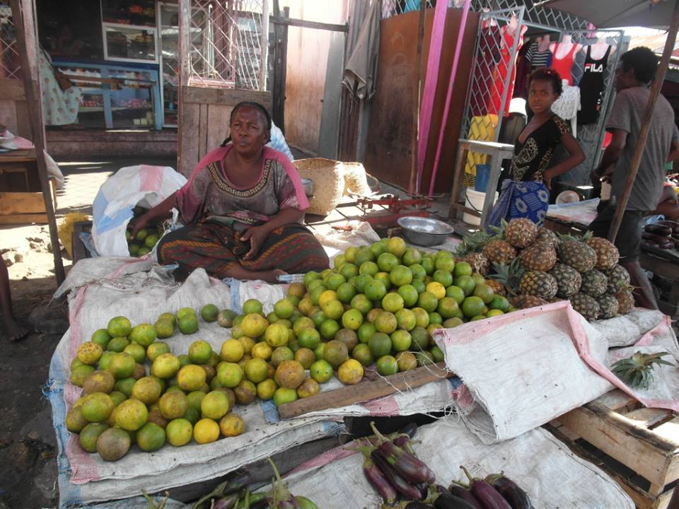 vente de fruits au marché de Mahabibo