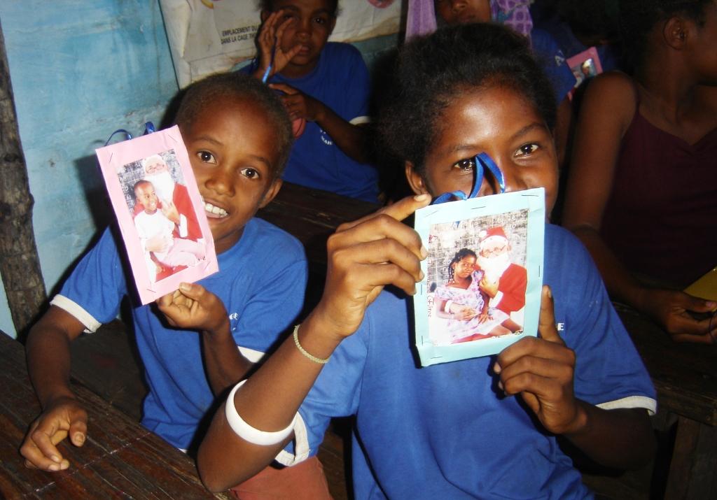 Chaque enfant reçoit sa photo avec le Père Noël