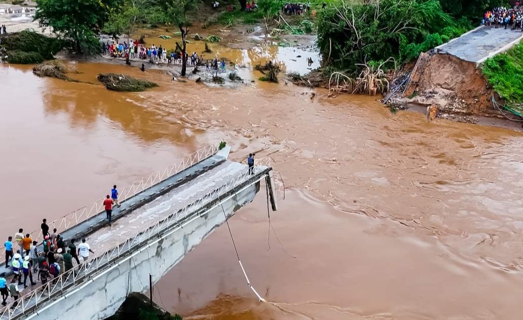 Ici, un pont emporté par le cyclone Gamane, coupant le seul accès transversal de la région nord. 