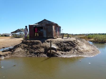 Les maisons sont construites sur des buttes de sable, sur le domaine maritime