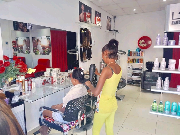 Beaucoup de filles parlent de coiffure ou de couture