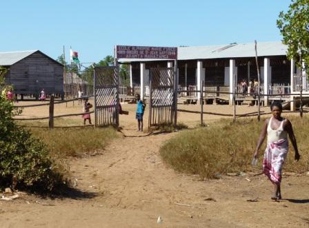 Au fond du quartier, l'école Marie Fulco, tenue par des religieuses, construite sur pilotis