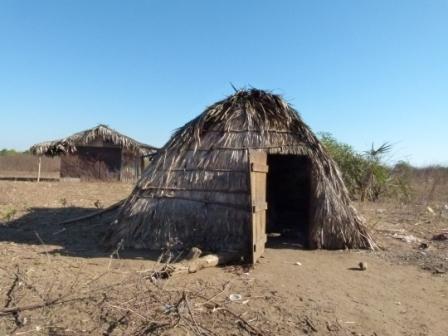 Les maisons sont parfois de simples huttes de paille "satrana"