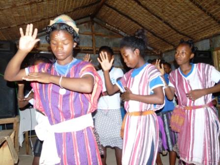 Andohagara est surtout habité par des familles originaires du sud de Madagascar, les antandroy. Ici, une danse traditionnelle