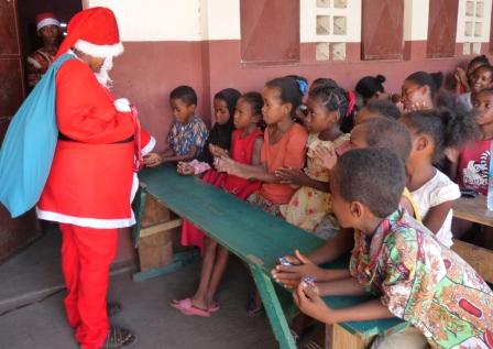 Le père Noël , cette année, - cest un secret-, était en réalité une fille bénéficiaire que les enfants nont pas reconnue